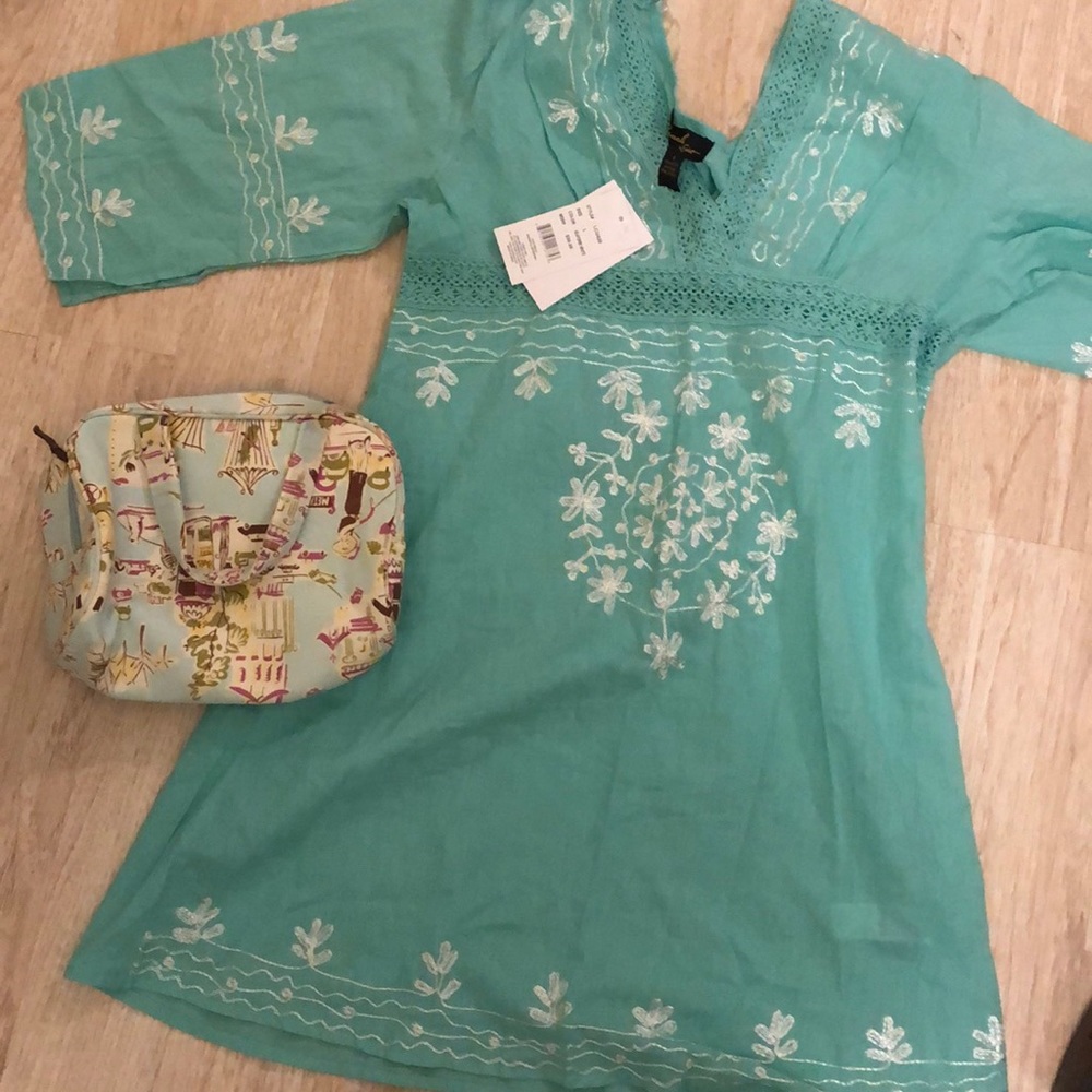 Beautiful Vacation Tunic And His Make Up Bag